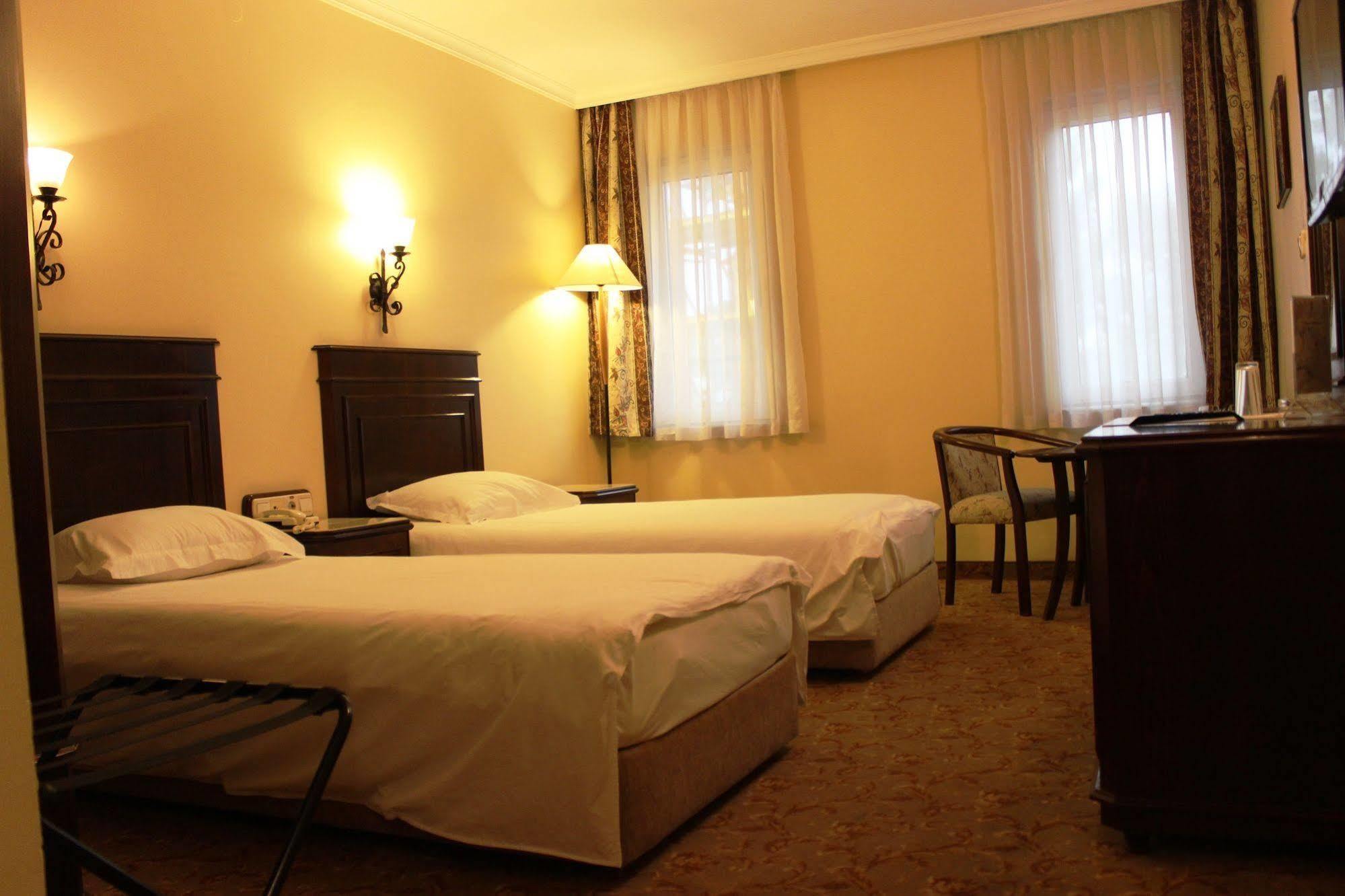 Montania Town Hotel Mudanya Bagian luar foto