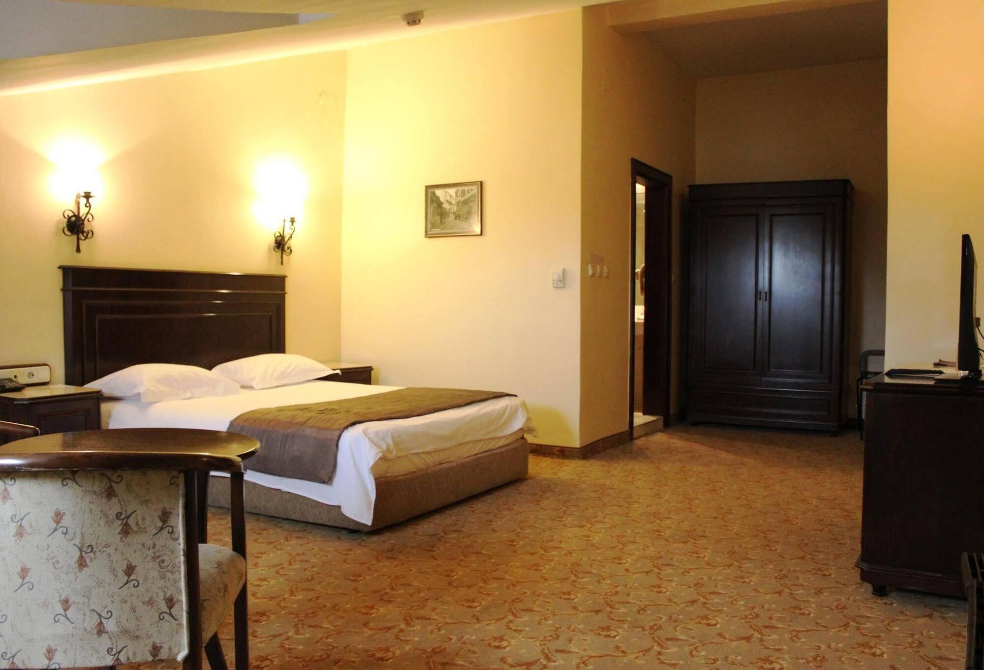 Montania Town Hotel Mudanya Bagian luar foto