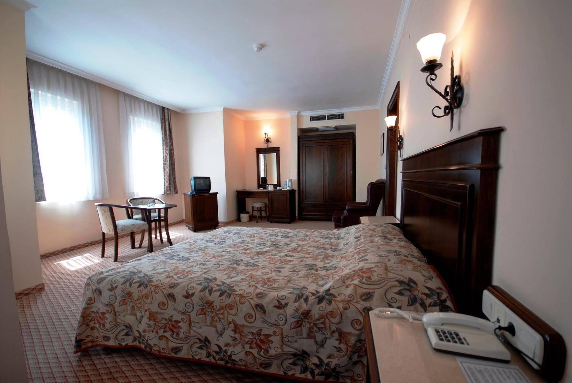 Montania Town Hotel Mudanya Bagian luar foto