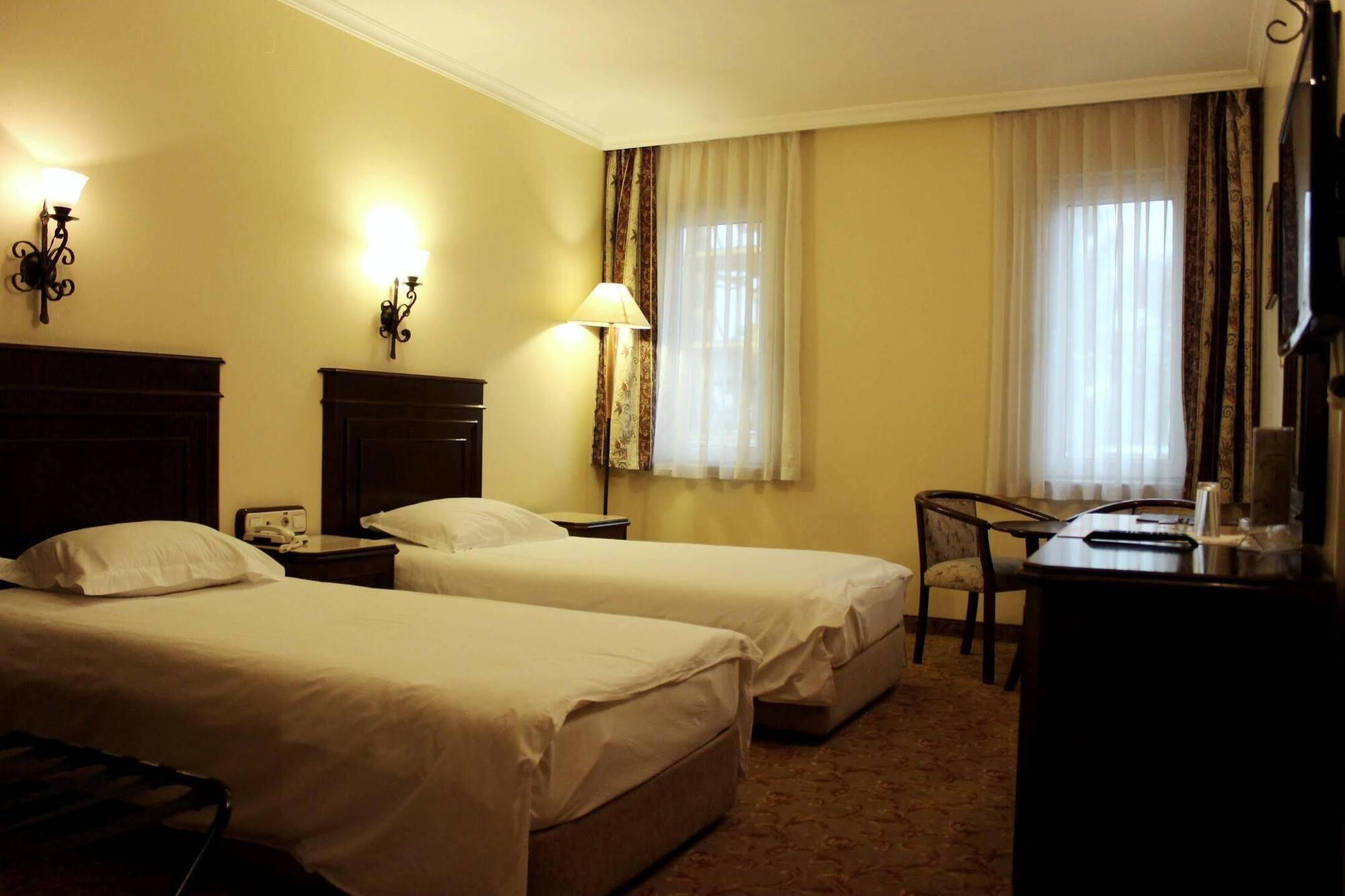 Montania Town Hotel Mudanya Bagian luar foto
